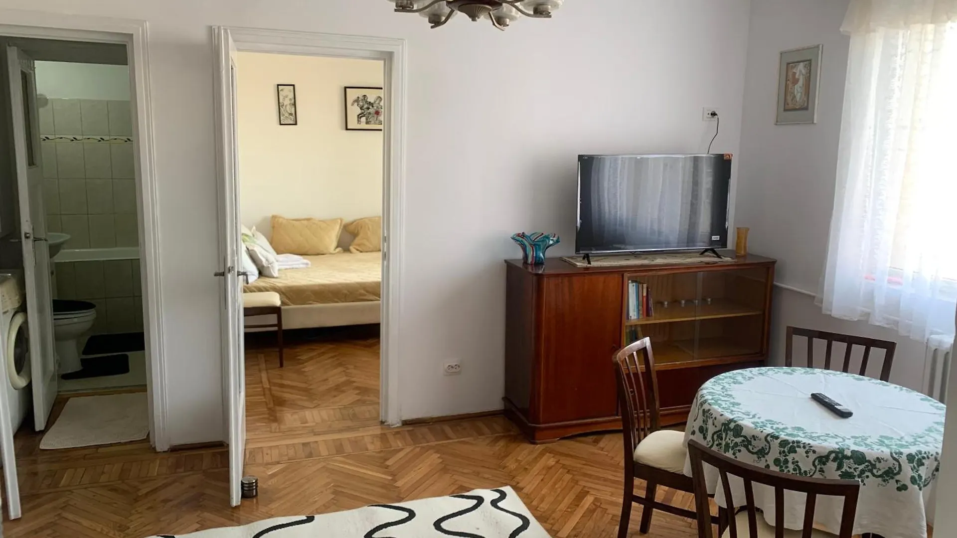 Charming Flat With Winter Garden Blending Classical Elegance And Modern Comfort Bucarest